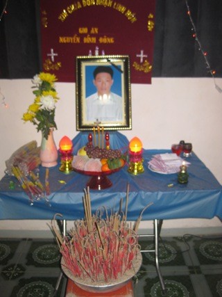 Bàn thờ của thuyển viên Nguyễn Văn Đông đươc gia đình lập nên sau khi nhận được tin anh bị chết cháy